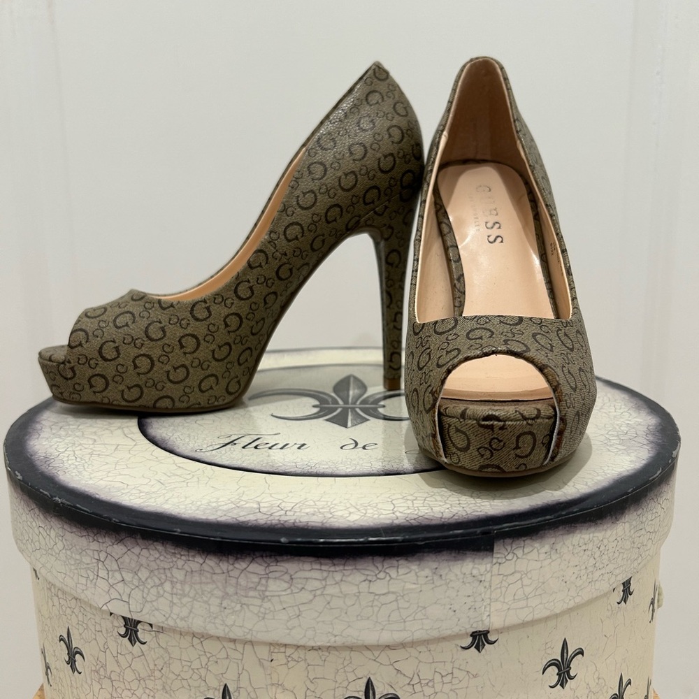 Guess wrapped heel platform pumps beige tan brown classic Guess logo print 5 1/2